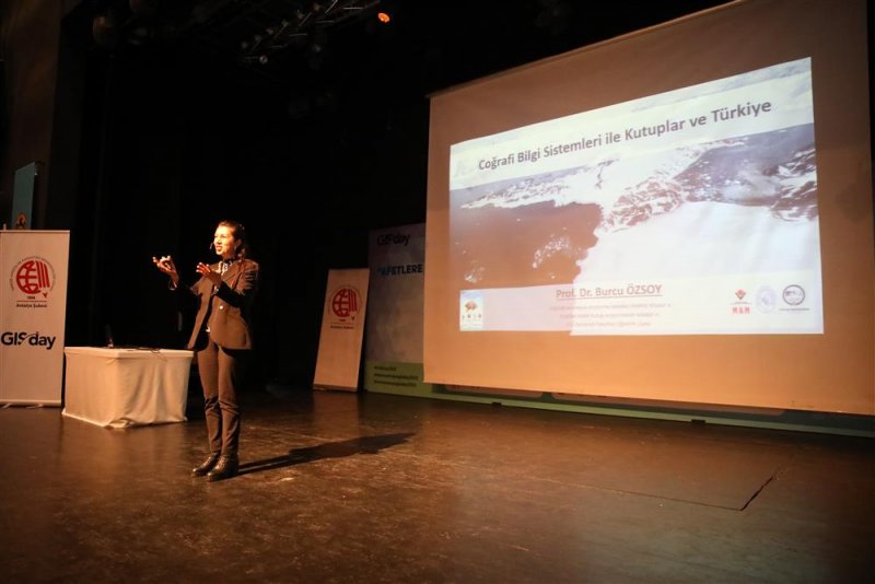 Afetlere dirençli bir toplumda coğrafi bilgi sistemlerinin rolü ve önemi konferansı gerçekleştirildi - başkan yücel: bilime, teknolojiye uygun depreme dayanıklı binalar üreteceğiz