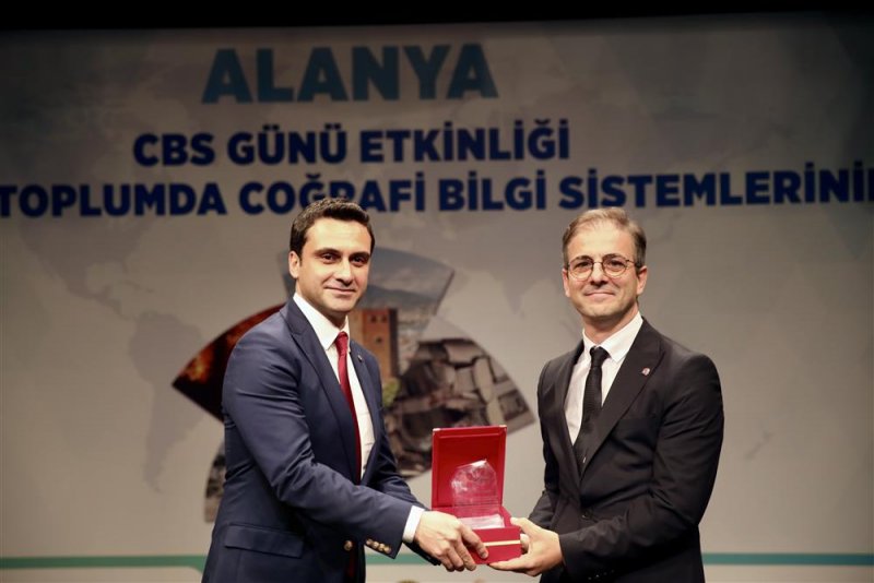 Afetlere dirençli bir toplumda coğrafi bilgi sistemlerinin rolü ve önemi konferansı gerçekleştirildi - başkan yücel: bilime, teknolojiye uygun depreme dayanıklı binalar üreteceğiz