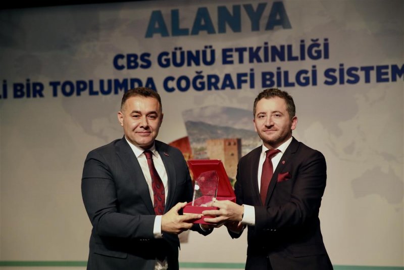 Afetlere dirençli bir toplumda coğrafi bilgi sistemlerinin rolü ve önemi konferansı gerçekleştirildi - başkan yücel: bilime, teknolojiye uygun depreme dayanıklı binalar üreteceğiz