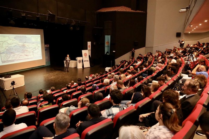 Afetlere dirençli bir toplumda coğrafi bilgi sistemlerinin rolü ve önemi konferansı gerçekleştirildi - başkan yücel: bilime, teknolojiye uygun depreme dayanıklı binalar üreteceğiz