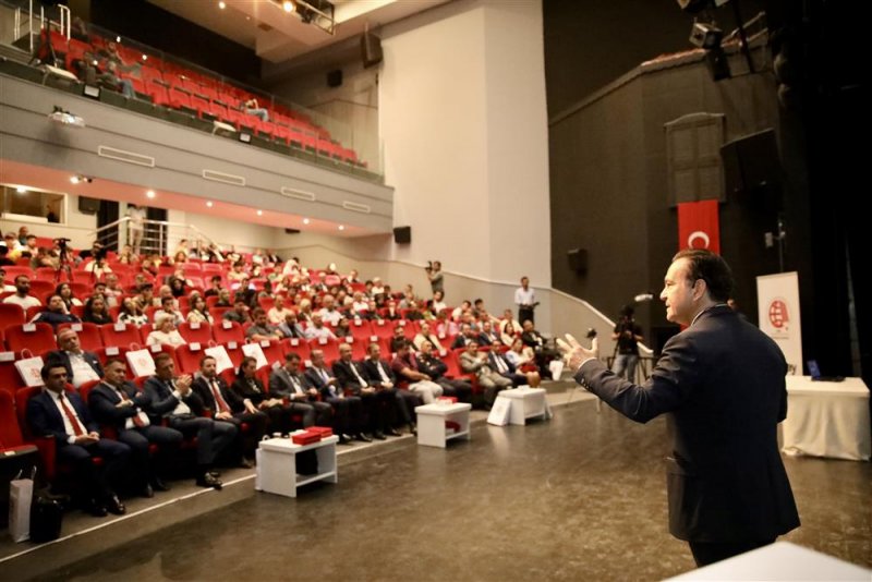 Afetlere dirençli bir toplumda coğrafi bilgi sistemlerinin rolü ve önemi konferansı gerçekleştirildi - başkan yücel: bilime, teknolojiye uygun depreme dayanıklı binalar üreteceğiz