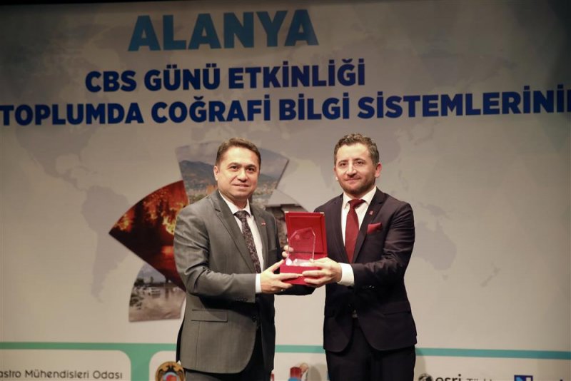 Afetlere dirençli bir toplumda coğrafi bilgi sistemlerinin rolü ve önemi konferansı gerçekleştirildi - başkan yücel: bilime, teknolojiye uygun depreme dayanıklı binalar üreteceğiz