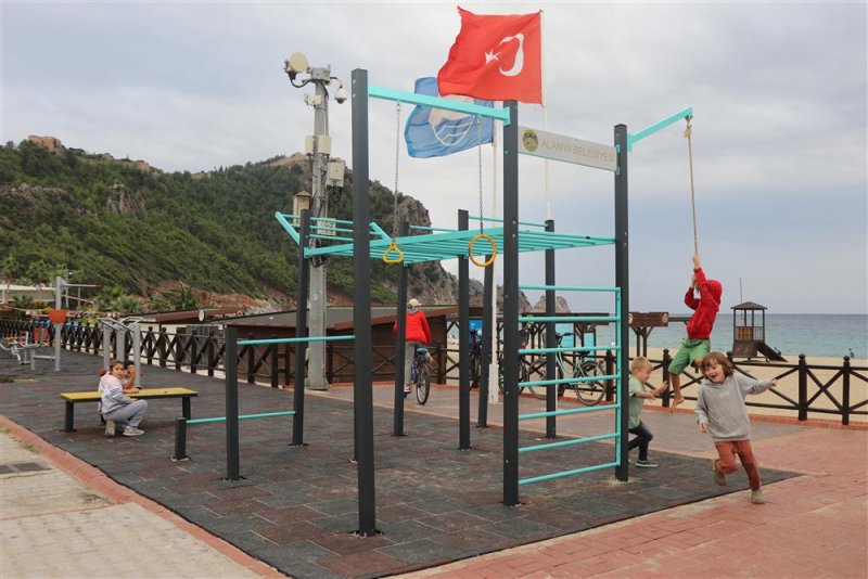 Alanya’nın her köşesine street fıtness istasyonları yapılıyor