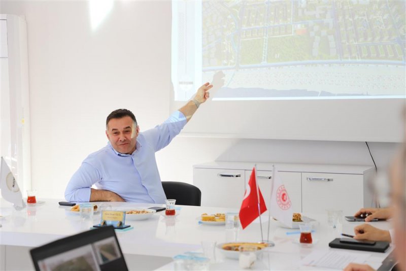 Başkan yücel’den kentsel dönüşüm toplantısı altso ve mütbir başkanlarına projeyi anlattı