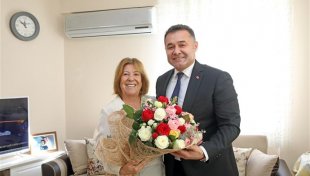 Başkan yücel ilk öğretmenini ziyaret etti