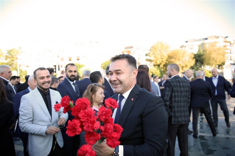 Başkan yücel ilk öğretmenini ziyaret etti