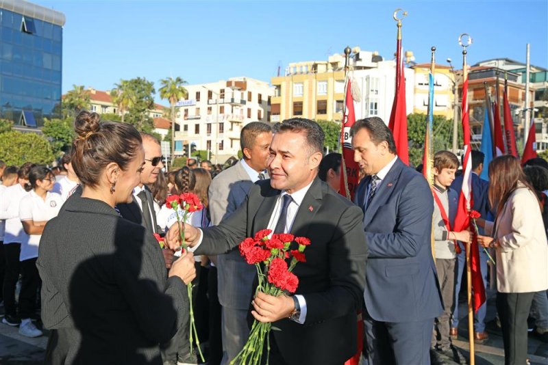Başkan yücel ilk öğretmenini ziyaret etti