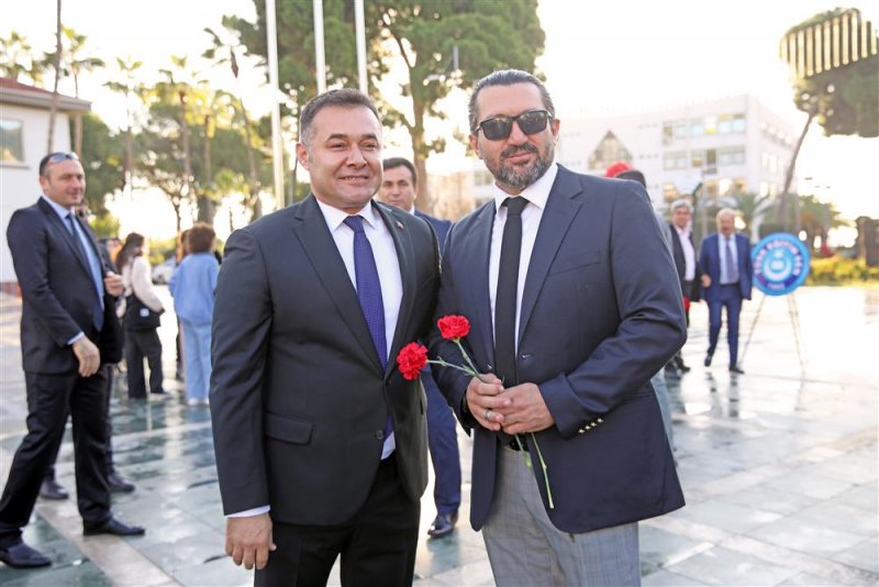 Başkan yücel ilk öğretmenini ziyaret etti