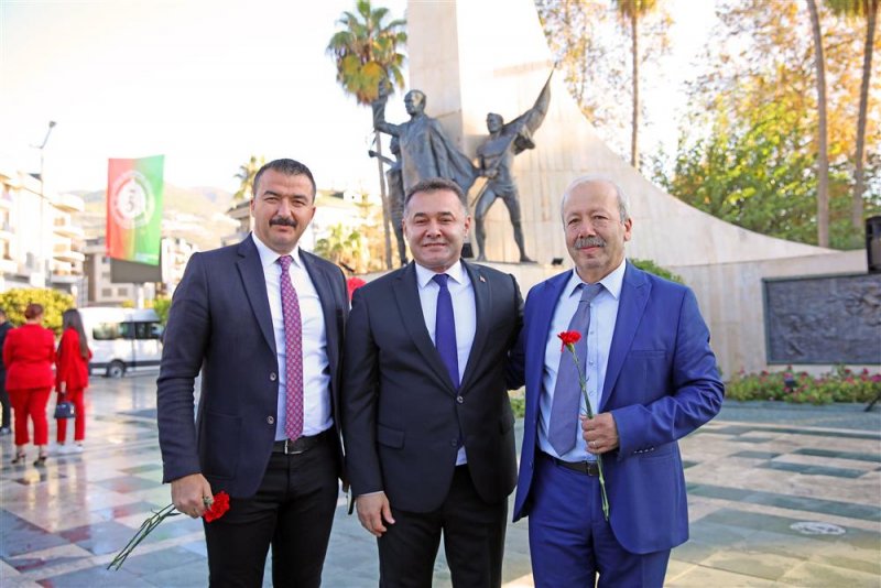 Başkan yücel ilk öğretmenini ziyaret etti