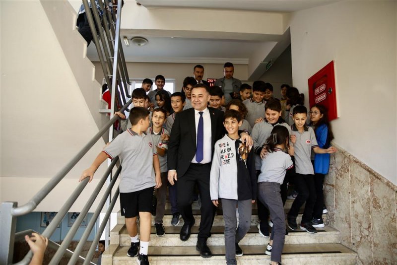 Başkan yücel ilk öğretmenini ziyaret etti