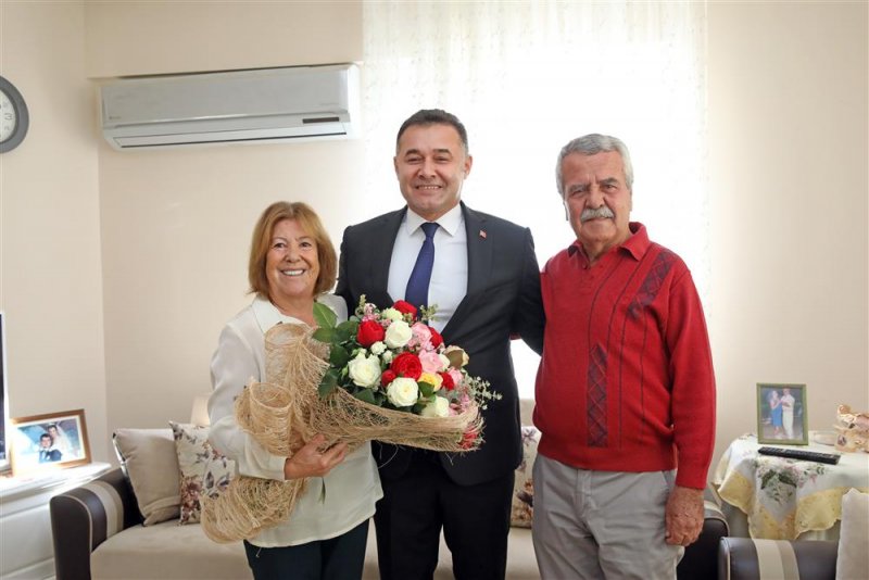 Başkan yücel ilk öğretmenini ziyaret etti