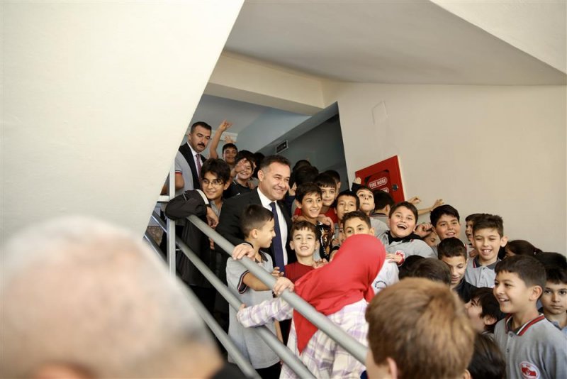 Başkan yücel ilk öğretmenini ziyaret etti