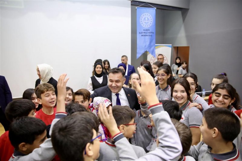 Başkan yücel ilk öğretmenini ziyaret etti