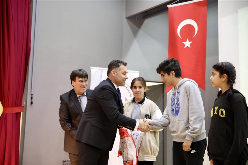 Başkan yücel ilk öğretmenini ziyaret etti