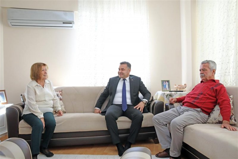 Başkan yücel ilk öğretmenini ziyaret etti