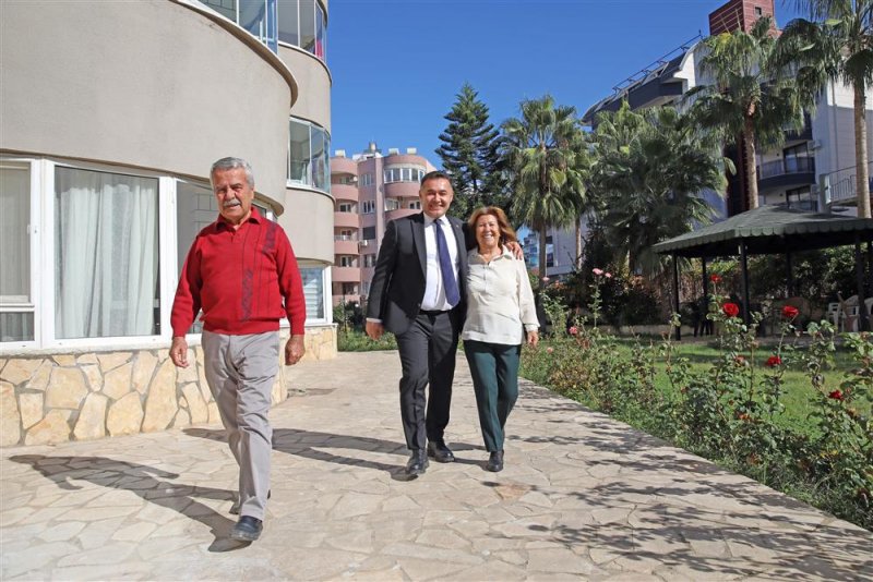 Başkan yücel ilk öğretmenini ziyaret etti