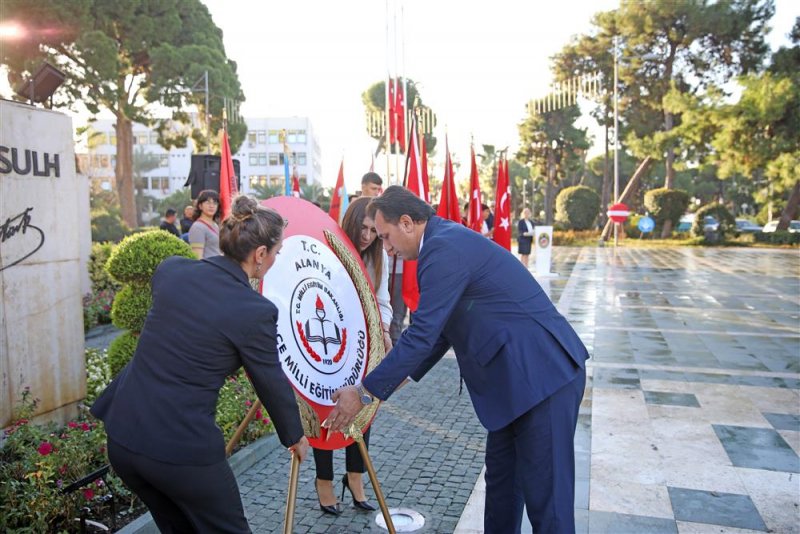 Başkan yücel ilk öğretmenini ziyaret etti