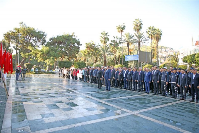 Başkan yücel ilk öğretmenini ziyaret etti