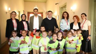 Dünya çocuk hakları günü’nde başkan yücel’e miniklerden teşekkür ziyareti