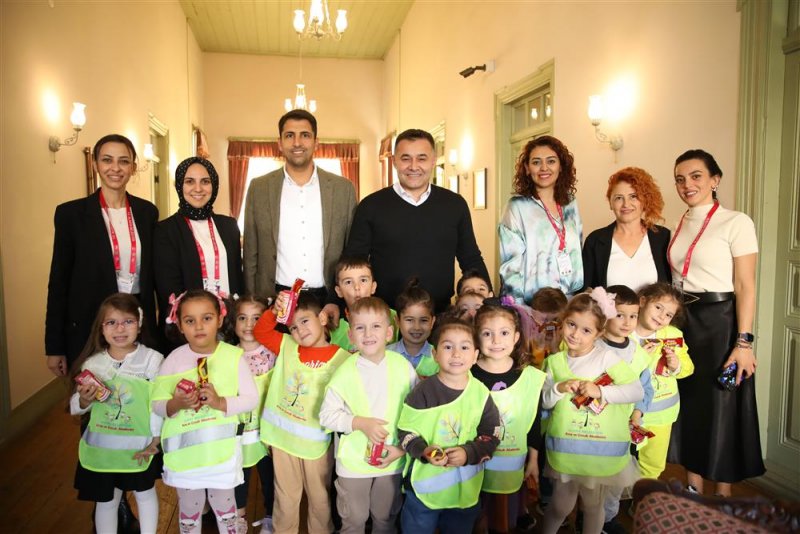 Dünya çocuk hakları günü’nde başkan yücel’e miniklerden teşekkür ziyareti