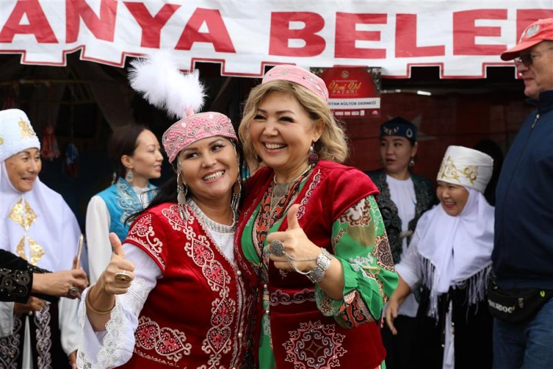 13. alanya uluslararası yeni yıl pazarı’na yoğun ilgi  - yerli ve yabancı binlerce vatandaş yeni yıl pazarı’nda buluştu