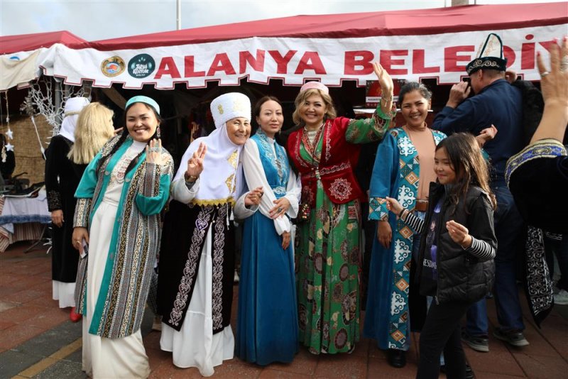 13. alanya uluslararası yeni yıl pazarı’na yoğun ilgi  - yerli ve yabancı binlerce vatandaş yeni yıl pazarı’nda buluştu