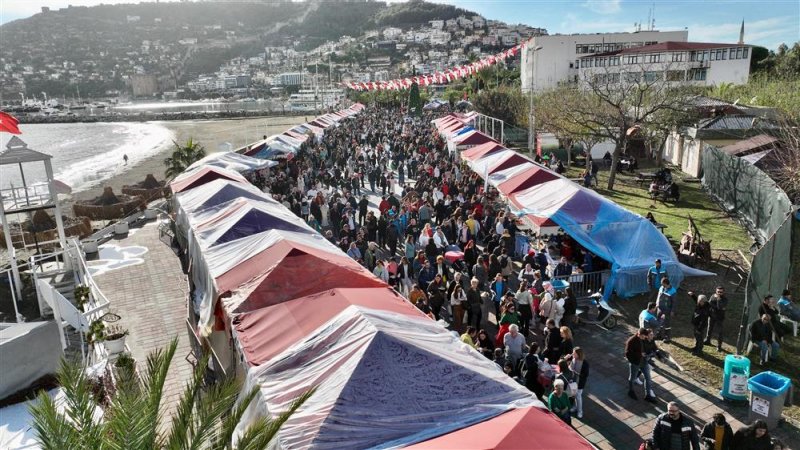 13. alanya uluslararası yeni yıl pazarı’na yoğun ilgi  - yerli ve yabancı binlerce vatandaş yeni yıl pazarı’nda buluştu