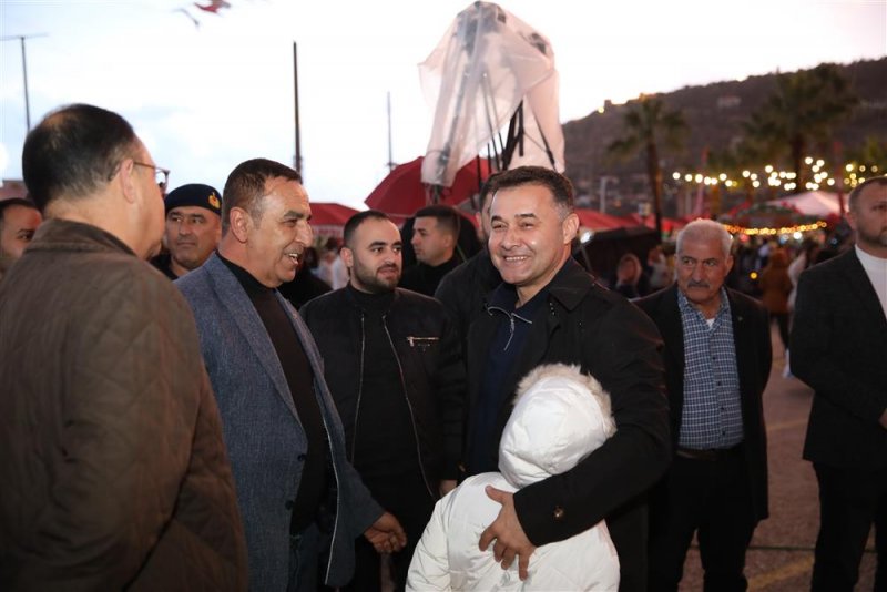 13. alanya uluslararası yeni yıl pazarı’na yoğun ilgi  - yerli ve yabancı binlerce vatandaş yeni yıl pazarı’nda buluştu