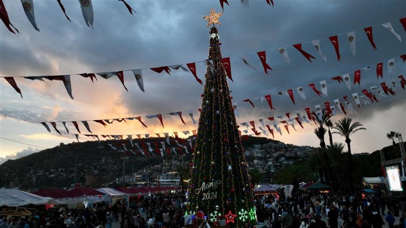 13. alanya uluslararası yeni yıl pazarı’na yoğun ilgi  - yerli ve yabancı binlerce vatandaş yeni yıl pazarı’nda buluştu