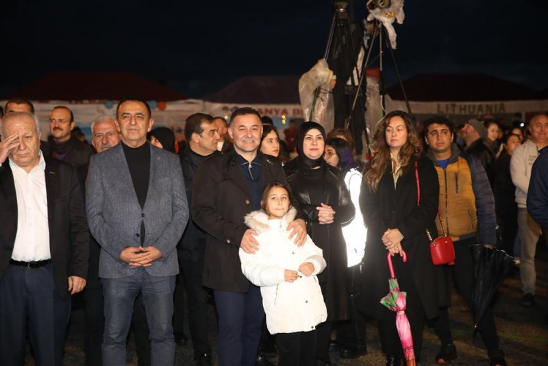 13. alanya uluslararası yeni yıl pazarı’na yoğun ilgi  - yerli ve yabancı binlerce vatandaş yeni yıl pazarı’nda buluştu