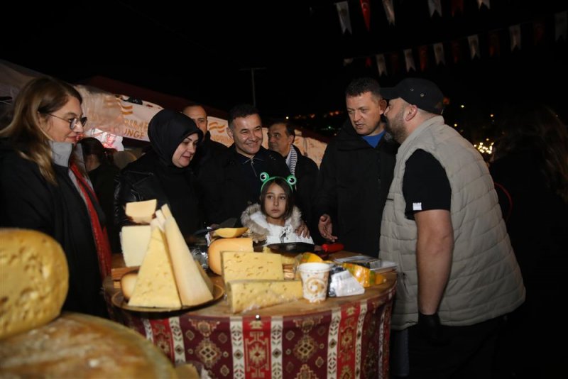 13. alanya uluslararası yeni yıl pazarı’na yoğun ilgi  - yerli ve yabancı binlerce vatandaş yeni yıl pazarı’nda buluştu