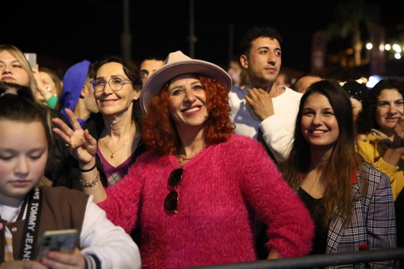 13. alanya uluslararası yeni yıl pazarı rekor katılımla gerçekleştirildi