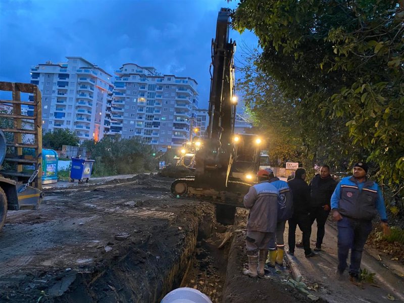 Alanya belediyesi gece gündüz, yağmur çamur demeden çalışmalarını sürdürüyor - mahmutlar mahallesi’nde drenaj çalışması