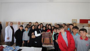 Alanya belediyesi kurslarında öğrencilere kilim dokuma dersi
