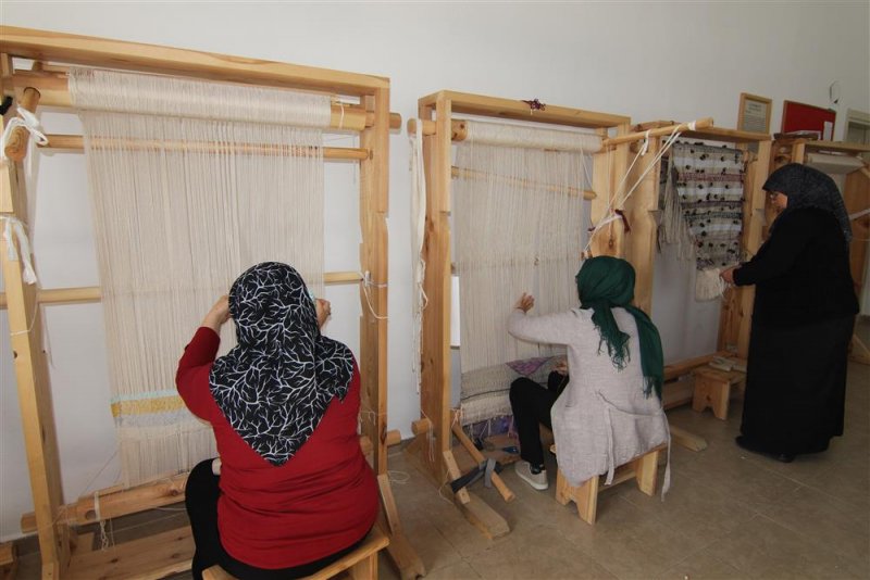 Alanya belediyesi kurslarında öğrencilere kilim dokuma dersi