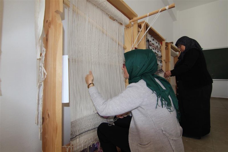 Alanya belediyesi kurslarında öğrencilere kilim dokuma dersi