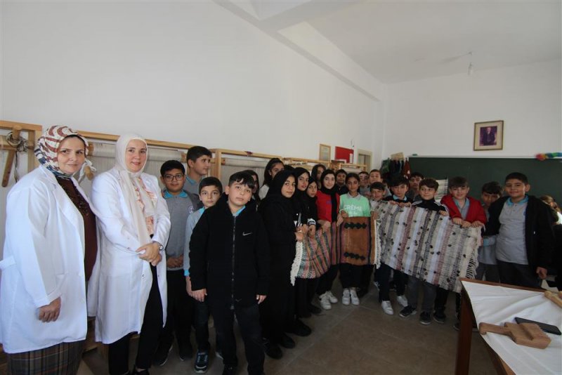 Alanya belediyesi kurslarında öğrencilere kilim dokuma dersi