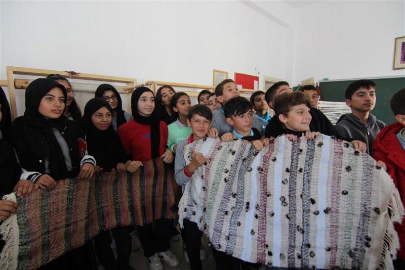 Alanya belediyesi kurslarında öğrencilere kilim dokuma dersi