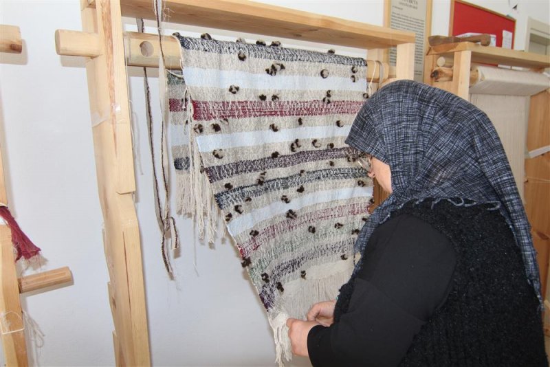 Alanya belediyesi kurslarında öğrencilere kilim dokuma dersi