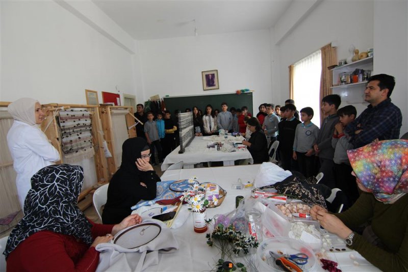 Alanya belediyesi kurslarında öğrencilere kilim dokuma dersi