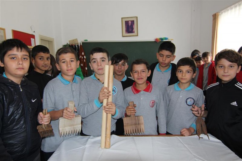 Alanya belediyesi kurslarında öğrencilere kilim dokuma dersi
