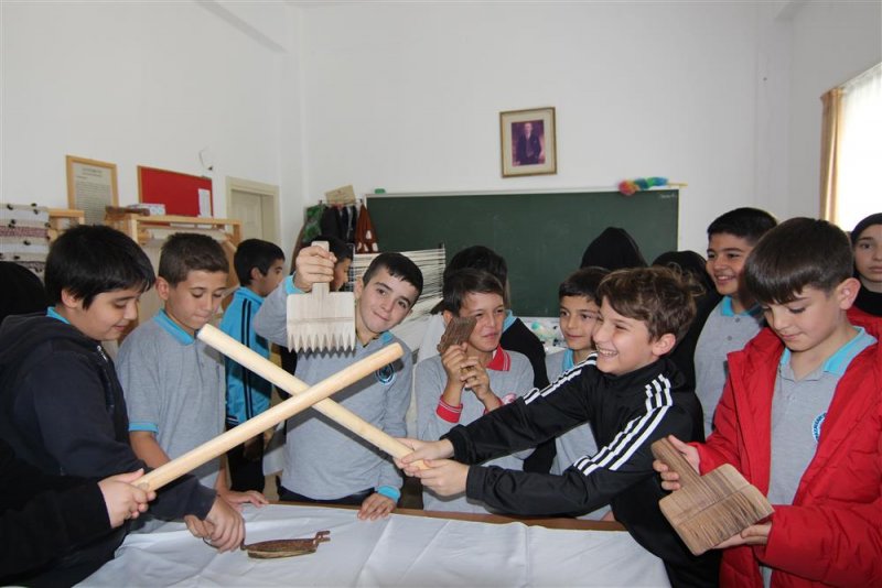 Alanya belediyesi kurslarında öğrencilere kilim dokuma dersi