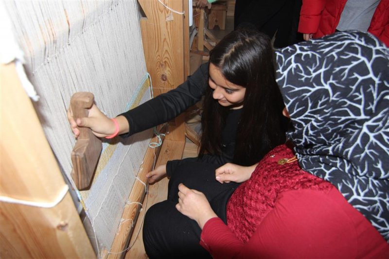 Alanya belediyesi kurslarında öğrencilere kilim dokuma dersi