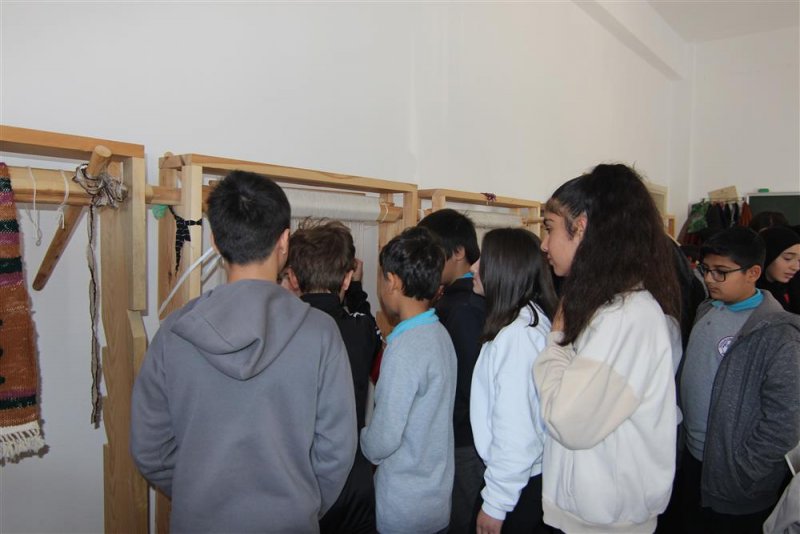 Alanya belediyesi kurslarında öğrencilere kilim dokuma dersi