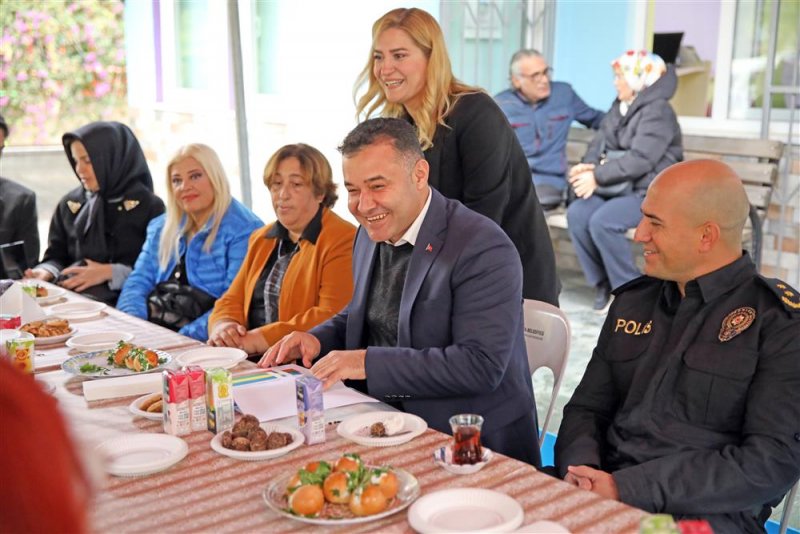 Alanya belediyesi’nin trafik konulu yarışması sona erdi dereceye giren öğrencilerin ödüllerini başkan yücel verdi