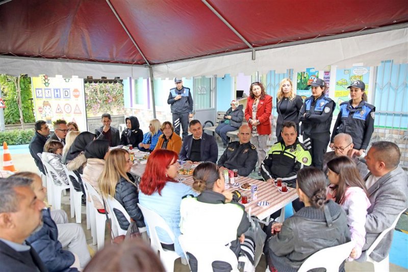 Alanya belediyesi’nin trafik konulu yarışması sona erdi dereceye giren öğrencilerin ödüllerini başkan yücel verdi