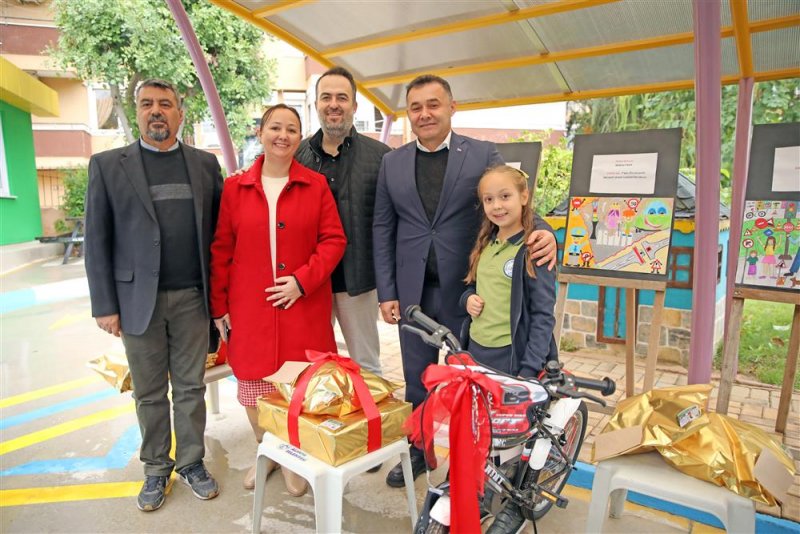 Alanya belediyesi’nin trafik konulu yarışması sona erdi dereceye giren öğrencilerin ödüllerini başkan yücel verdi