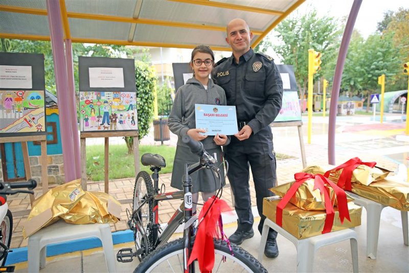 Alanya belediyesi’nin trafik konulu yarışması sona erdi dereceye giren öğrencilerin ödüllerini başkan yücel verdi