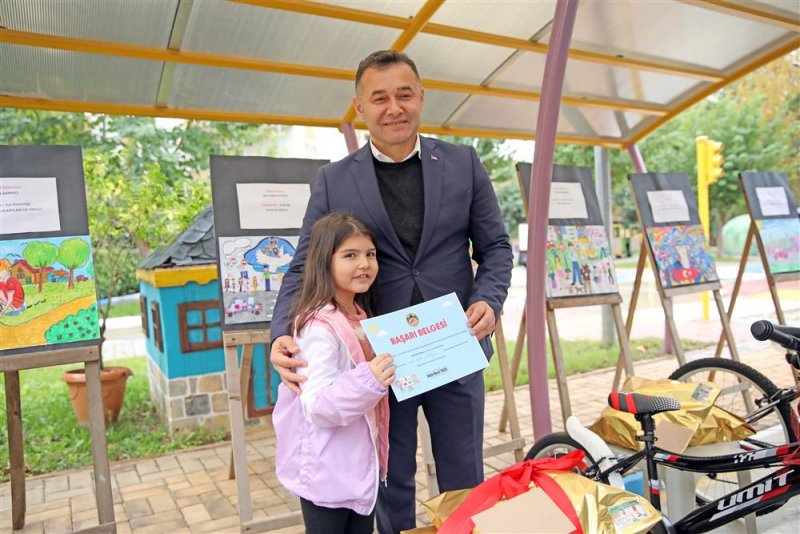 Alanya belediyesi’nin trafik konulu yarışması sona erdi dereceye giren öğrencilerin ödüllerini başkan yücel verdi