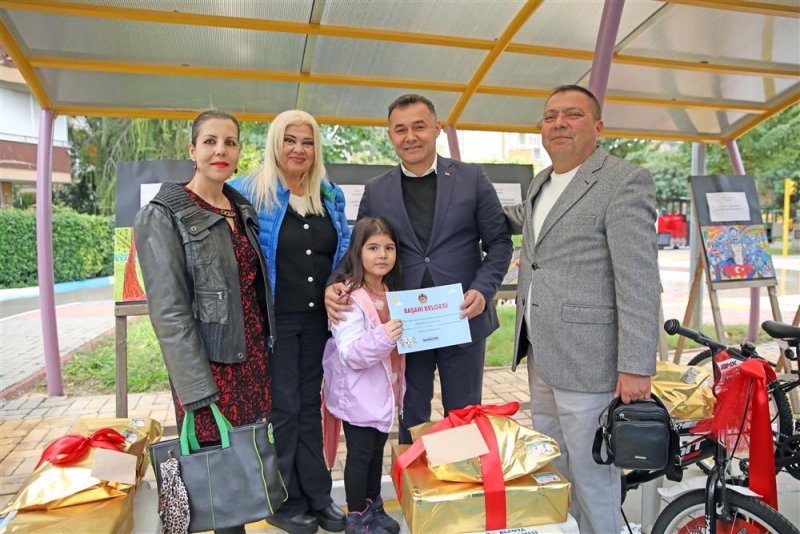Alanya belediyesi’nin trafik konulu yarışması sona erdi dereceye giren öğrencilerin ödüllerini başkan yücel verdi